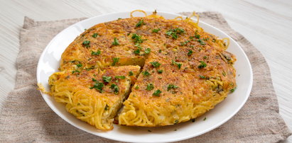 Frittata di spaghetti. To danie nada się i na śniadanie, i na obiad