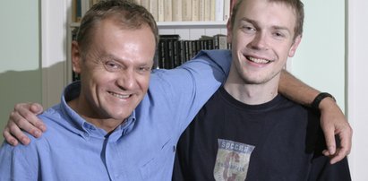 Premier Tusk zdradza imię wnuka i... zmienia mu pieluchę