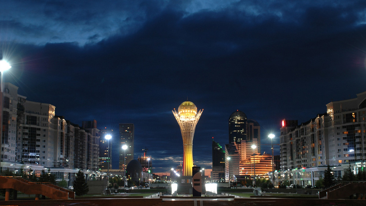 Astana to najnowszy przykład rzadkiego zjawiska: miasta budowanego od zera. Podobnie jak Canberra czy Brasilia, stolica Kazachstanu budzi pewne wątpliwości: czy miasto, wraz z całą jego złożonością, można zaplanować od początku do końca? A może jednak wszelkie takie próby prowadzą do powstania sztucznego tworu?