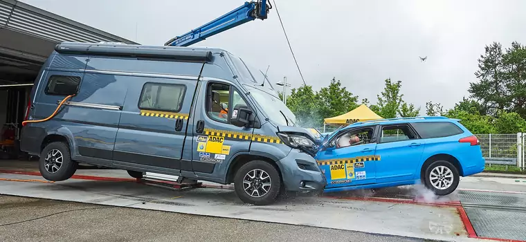 Zderzenie kampera z osobówką – nie wygląda to dobrze!