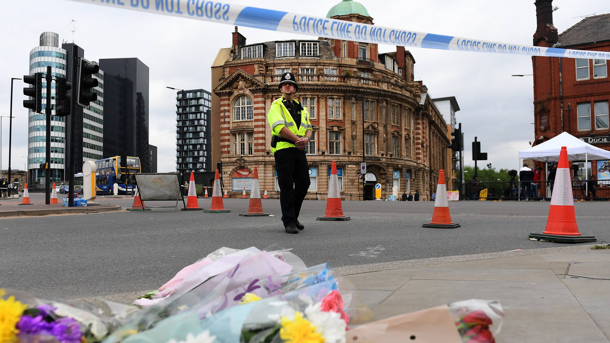 Brytyjskie gazety opisują kolejne szczegóły z życia 22-letniego Salmana Abediego, który przeprowadził poniedziałkowy zamach bombowy w Manchesterze. Media wezwały rząd do podjęcia ostrzejszych działań w celu zwalczania zagrożenia terrorystycznego.