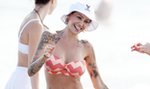 Na początku jej nie poznaliśmy, ale to naprawdę ona! Tina Louise i jej wdzięki w bikini [ZDJĘCIA]