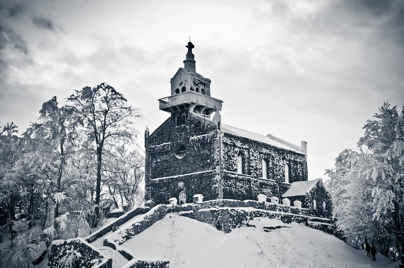 Kościół na Ślęży zimą