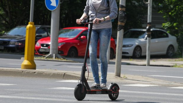 Czołówka na hulajnogach. Kobieta trafiła do szpitala