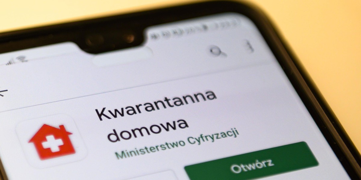 Aplikację Kwarantanna domowa pobieramy na własny telefon.