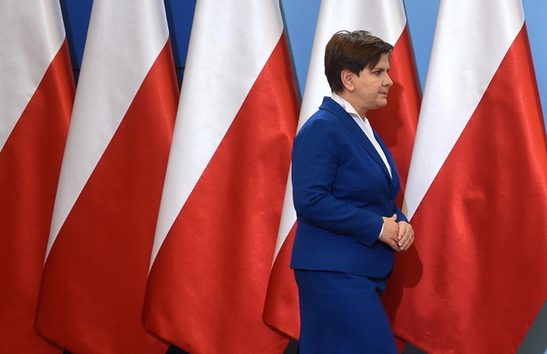 Premier Beata Szydło na konferencji prasowej po pierwszym formalnym posiedzeniu rządu.