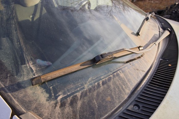 Ovo je tačno vreme posle kog morate zameniti brisače na autu: Ipak, prvo isprobajte ovaj trik