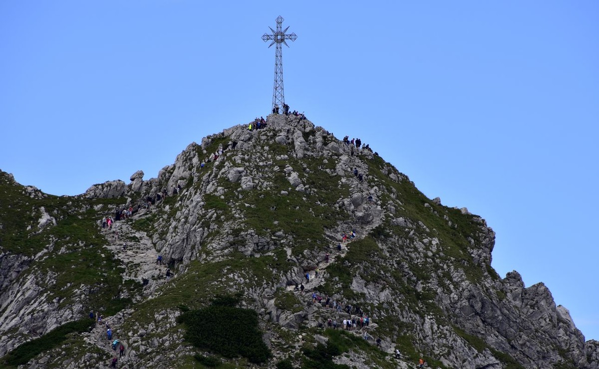 Zakopane: Zawiadomienie do prokuratury ws. znieważenia krzyża na Giewoncie