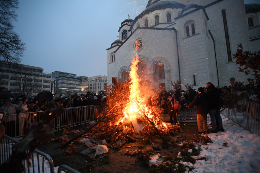 Vernici se okupili ispred Hrama Svetog Save na paljenje badnjaka