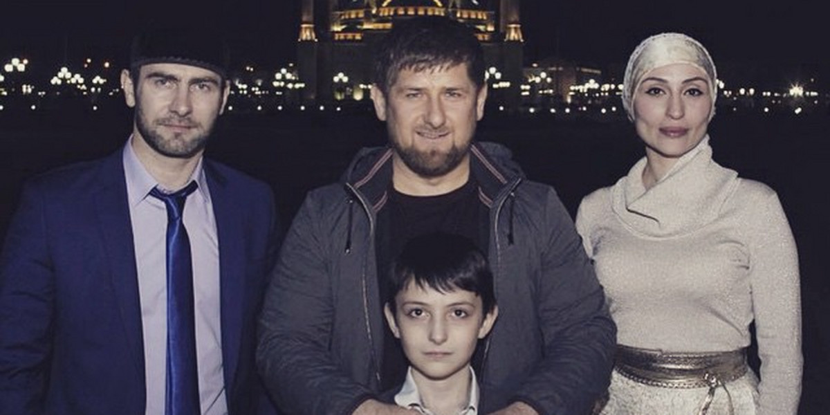 Ramzan Kadyrow ma 12 dzieci. Jego syn zasłynął po skandalu na ringu, a córka otworzyła butik erotyczny.