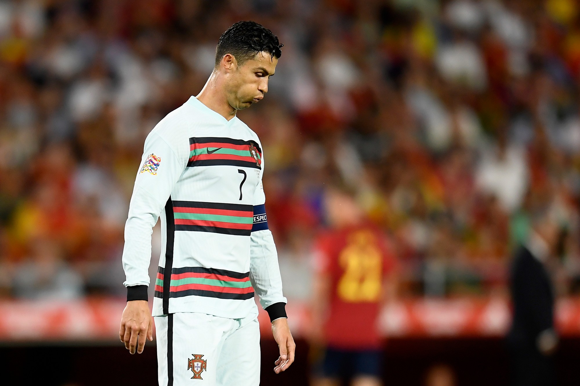 Portugalský futbalista Cristiano Ronaldo reaguje po gólovej šanci v zápase 1. kola druhej skupiny A-divízie Ligy národov vo futbale Španielsko - Portugalsko v španielskej Seville vo štvrtok 2. júna 2022. 