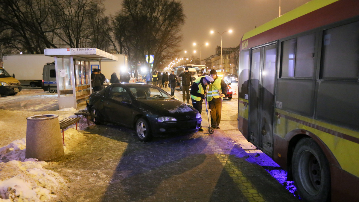44-letni kierowca, który wjechał w przystanek przy pl. Szembeka na warszawskim Grochowie i zranił pięć osób, usłyszał zarzuty prowadzenia auta pod wpływem alkoholu i spowodowania wypadku - poinformowała stołeczna policja.