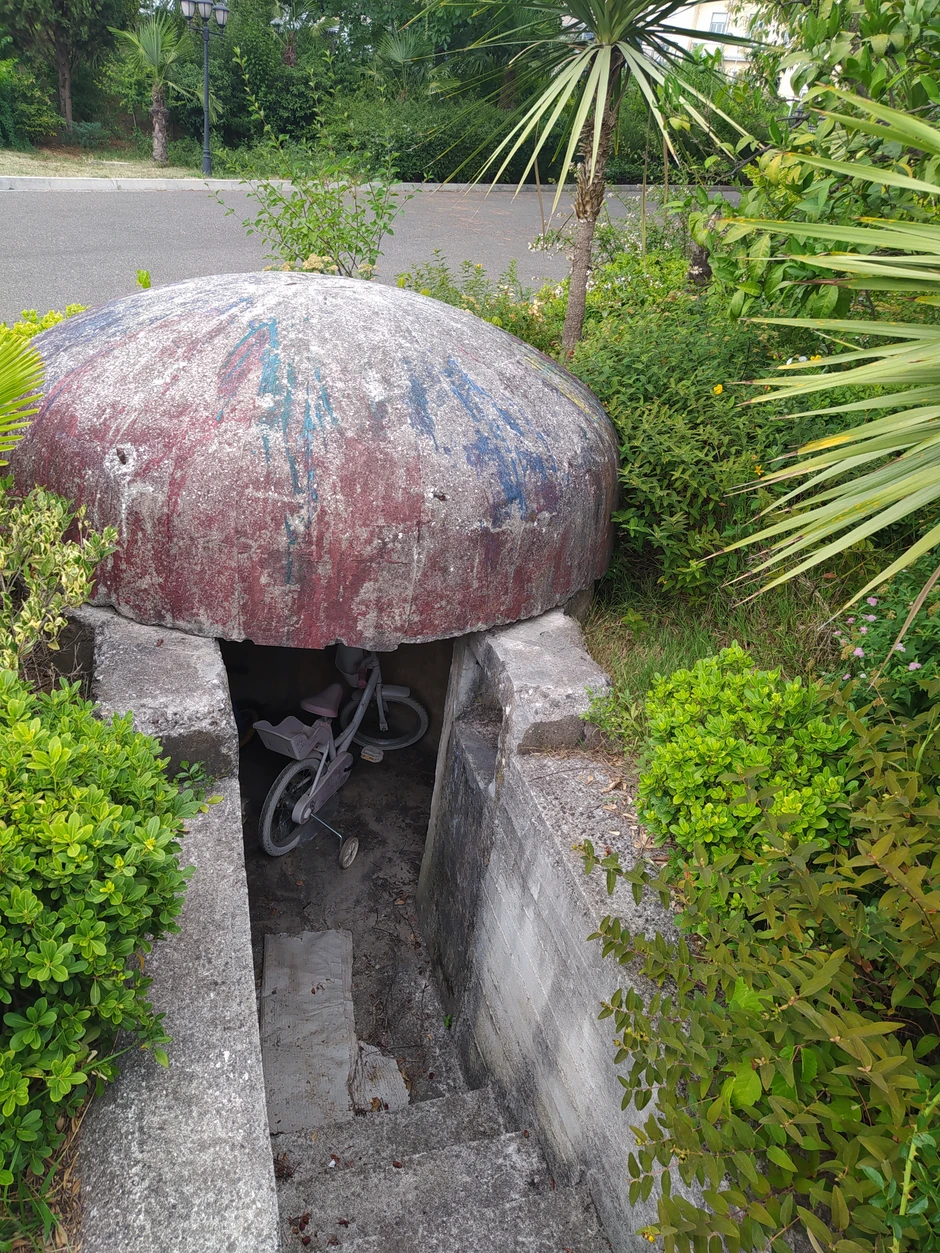 Bunker u dvorištu hotela Rogner