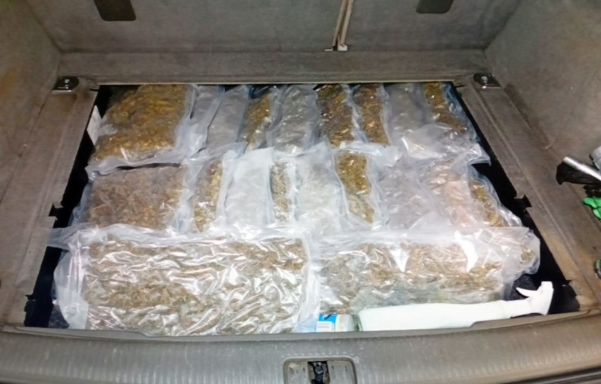 Droga bila sakrivena u gepeku automobila