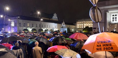 Manifestacja przed Pałacem Prezydenckim. Znaczące hasło