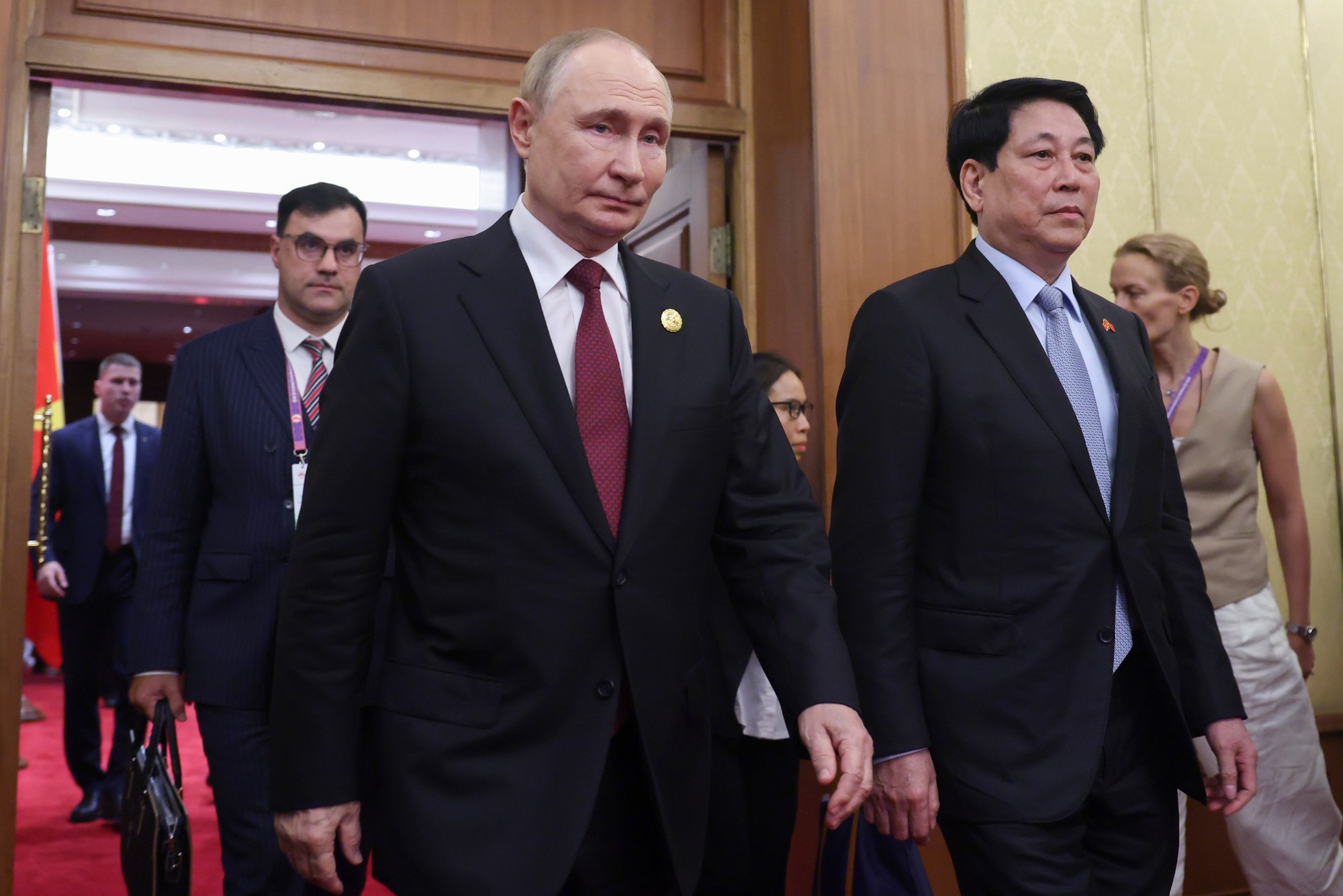 Ruský prezident Vladimir Putin (vľavo) a vietnamský prezident Luong Cuong.