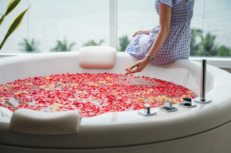 Young,Woman,Relaxing,On,Luxury,Bathtub,With,Roses,Leaves,In