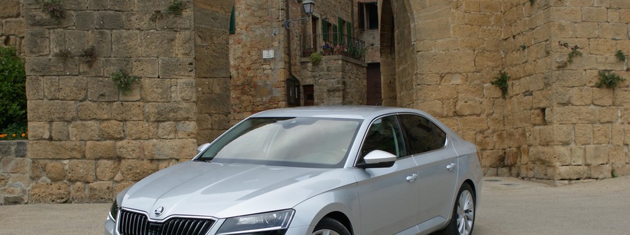 Nowa Skoda Superb imponuje designem.