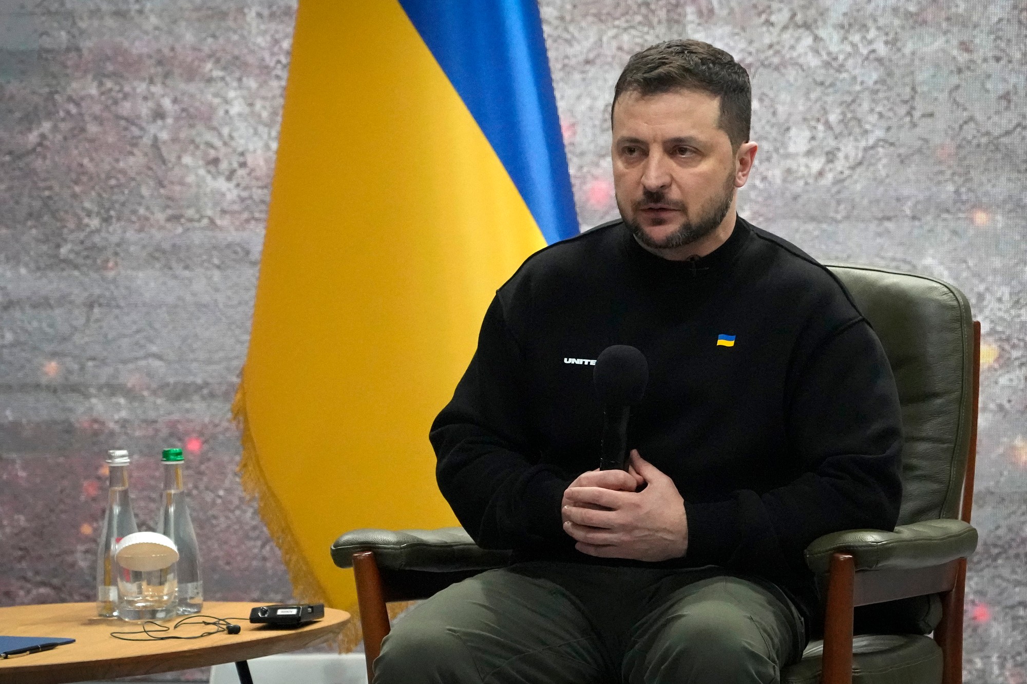 Ukrajinský prezident Volodymyr Zelenskyj na tlačovej konferencii, 24. februára 2023 v Kyjeve.
