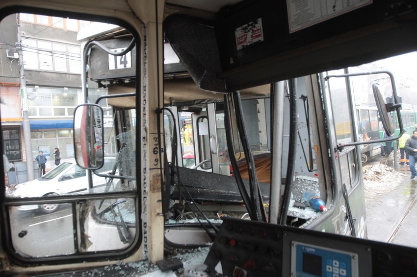 Najteže je povređen jedan od vozača tramvaja, kome je kabina gotovo smrskana