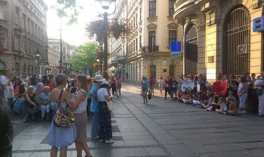 Humanost mladih ljudi privukla je veliku pažnju prolaznika