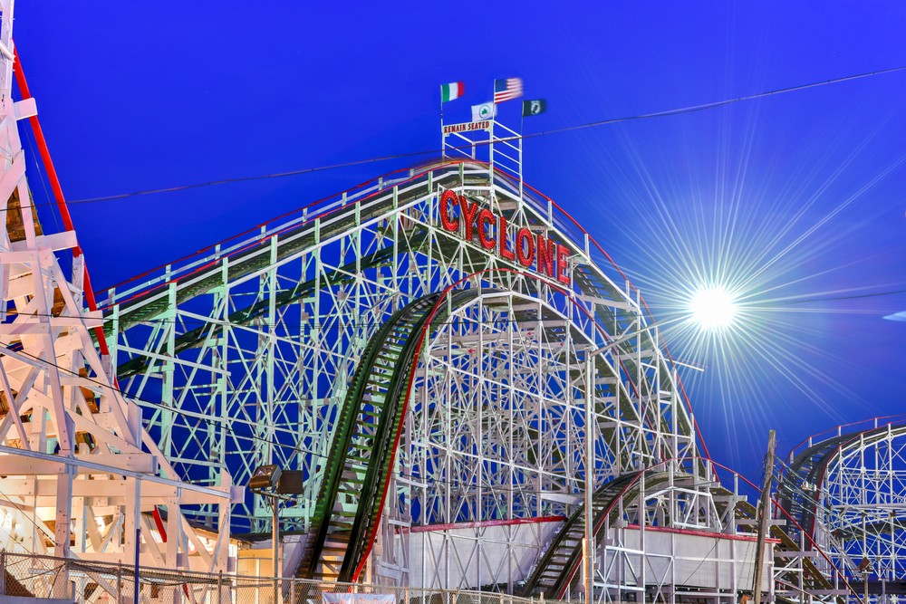 Slávna horská dráha Cyclone na Coney Island.