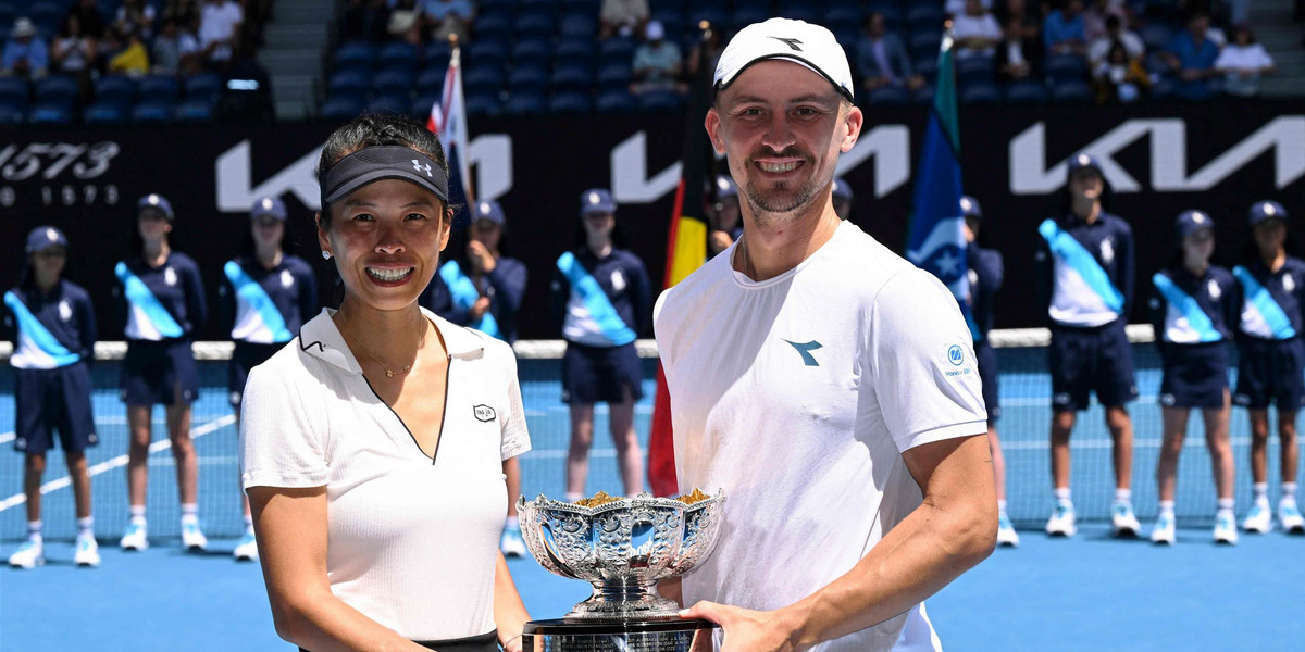 Jan Zieliński i Su-Wei Hsieh z pucharem za zwycięstwo w Australian Open.