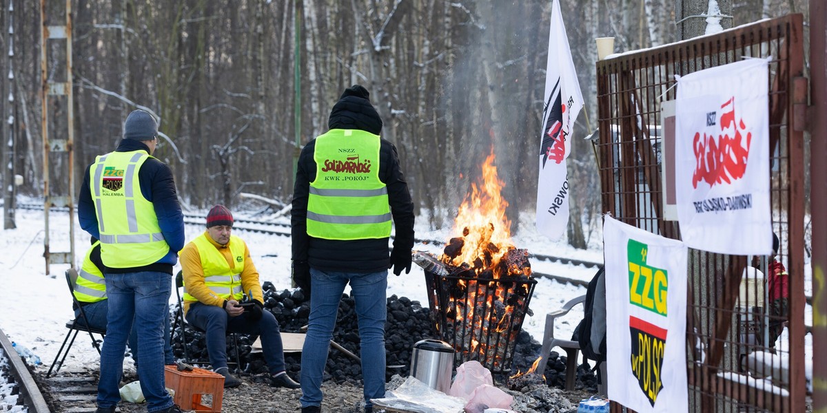 Blokada wysyłki węgla koleją z kopalni Halemba do elektrowni. Protest związkowców z PGG z 22 grudnia 2021 r.