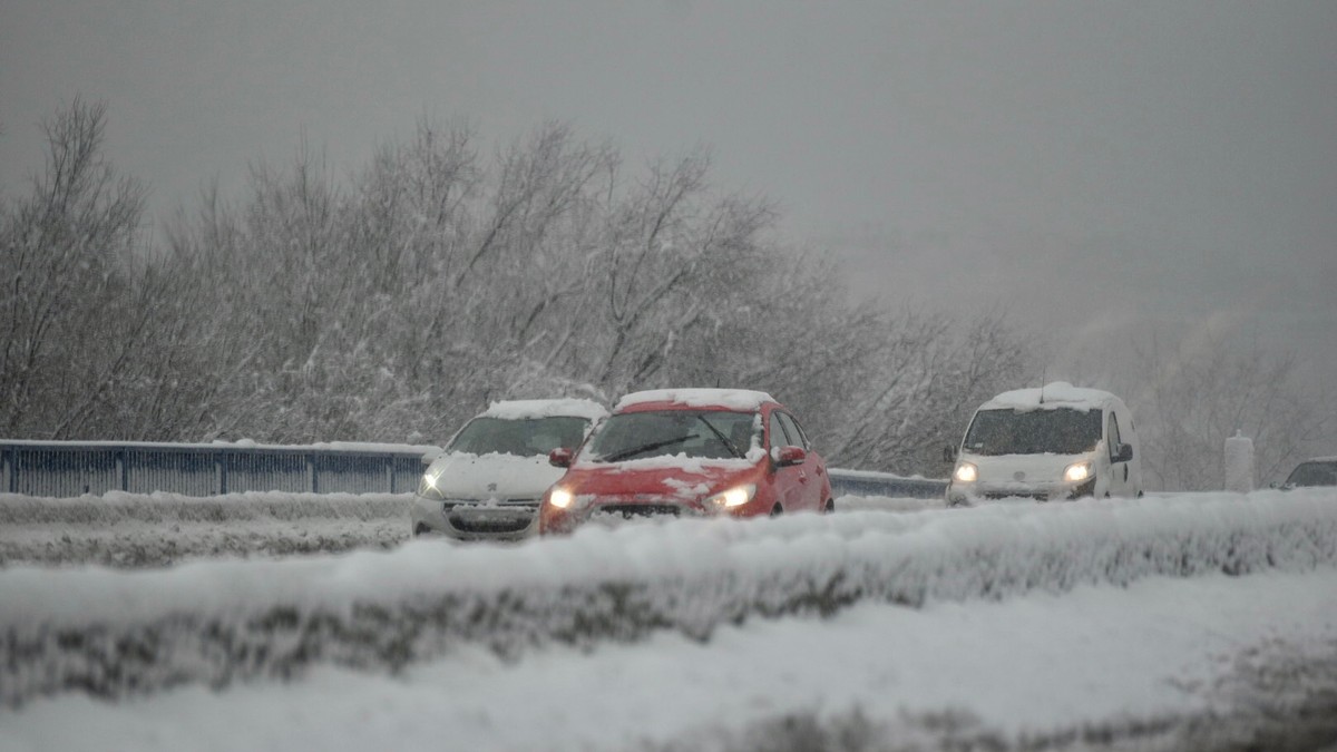 (VIDEO) OKO 50.000 LJUDI BEZ STRUJE! Katastrofa u BiH zbog SNEGA: Padalo drveće, pucale bandere, sve ekipe na terenu