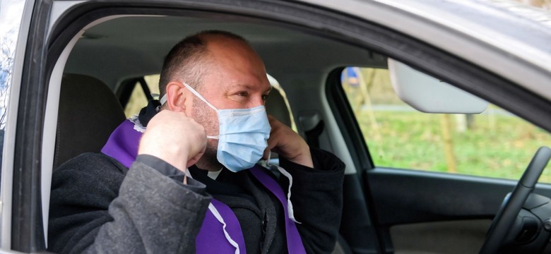 Polski proboszcz znalazł sposób na koronawirusa. Spowiedź drive-thru