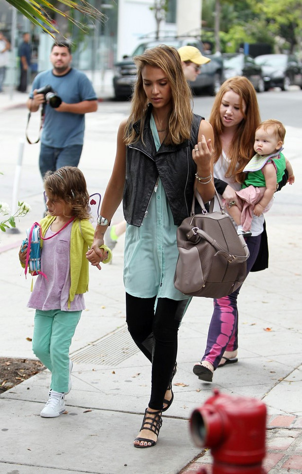 Jessica Alba z córkami na spacerze