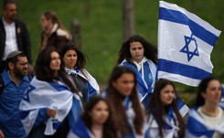 Izrael odwołał wyjazdy edukacyjne do Polski. Yair Lapid grzmi, polski MSZ odpowiada