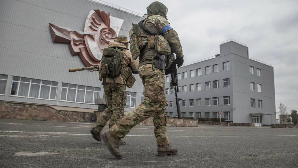 Ukraińscy żołnierze chodzący po terenie elektrowni w Czarnobylu. Zdjęcie z 5 kwietnia 2022 r.