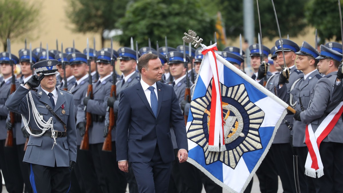 Prezydent Andrzej Duda wręczył w niedzielę nominacje generalskie dwóm oficerom policji. Do stopnia nadinspektora zostali awansowani: komendant wojewódzki w Lublinie insp. Paweł Dobrodziej oraz komendant wojewódzki w Katowicach insp. Krzysztof Justyński.