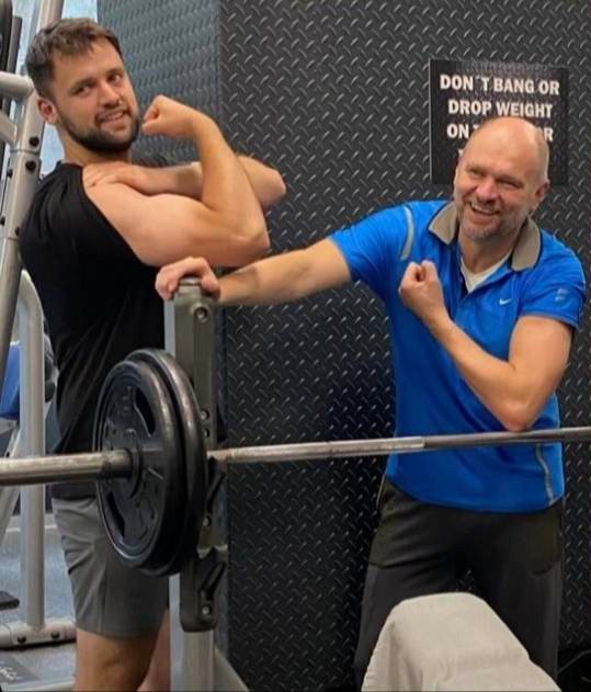 Richard Sulík so synom Filipom v posilňovni.