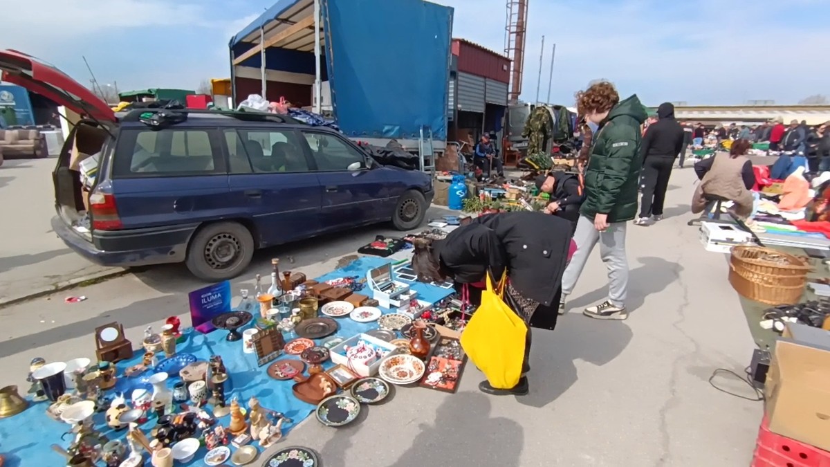 Deo subotičkog buvljaka u Subotici na kom se prodaju stare, polovne stvari, antikviteti - od igle do lokomotive!