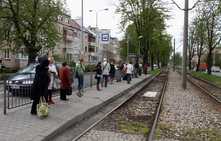 Pasażerowie na przystanku