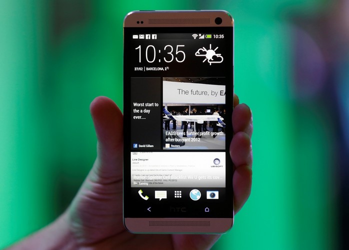 <b>HTC One</b>
<br>
WYMIARY: 137,4 x 68,2 x 9,3 mm
<br>
WYŚWIETLACZ: 4,7 cala, Full HD 1080p, 468 PPI
<br>
PROCESOR: Czterordzeniowy Qualcomm® Snapdragon™ 600 1,7 GHz
<br>
PAMIĘĆ RAM: 2 GB DDR2
<br>
PAMIĘĆ WEWNĘTRZNA:  32 GB lub 64 GB