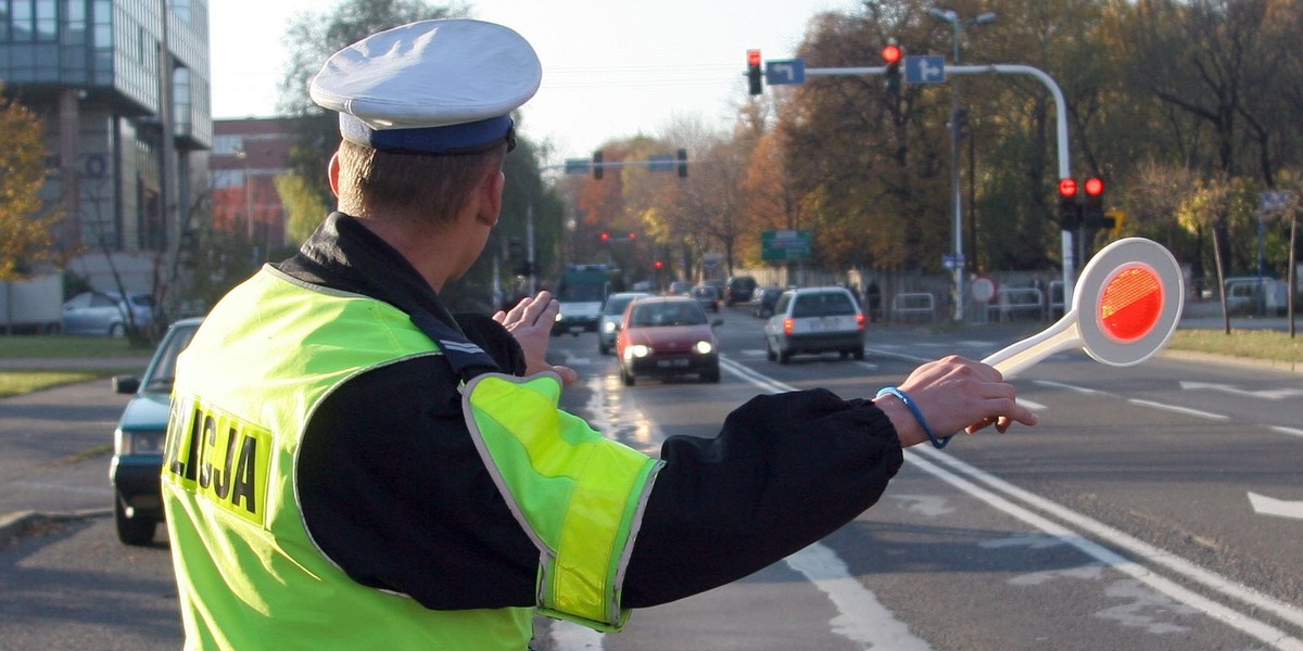 policjant zatrzymuje samochód