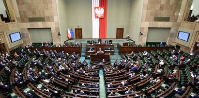 Podwyżki dla parlamentarzystów przegłosowane. Od lipca mają zarabiać więcej! Znamy kwoty