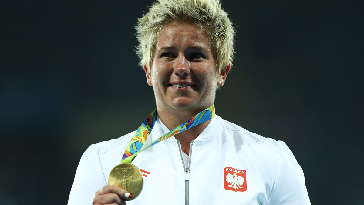 - Na pewno będę płakać na ceremonii dekoracji - mówiła zaraz po konkursie Anita Włodarczyk, która w wielkim stylu wygrała konkurs rzutu młotem na igrzyskach olimpijskich w Rio de Janeiro, bijąc przy tym własny rekord świata (82,29 m - przyp. TK). Przed południem rozpoczynała start w piekącym słońcu, a wieczorem - przy świetle jupiterów - odebrała upragnione złoto z rąk Ireny Szewińskiej.