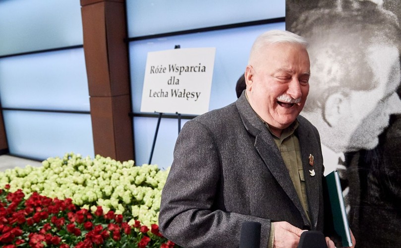 Róże wsparcia dla Lecha Wałęsy