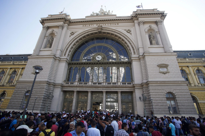 Węgierskie władze tłumaczą, że działają zgodnie z unijnymi regulacjami i uniemożliwiają dalszą podróż poza Węgry osobom, które nie posiadają wiz i dokumentów