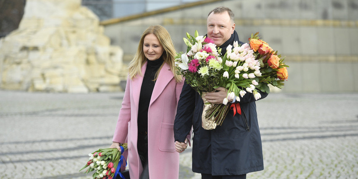 Joanna Kurska pożegnała się z TVP. Odebrał ją mąż Jacek Kurski.