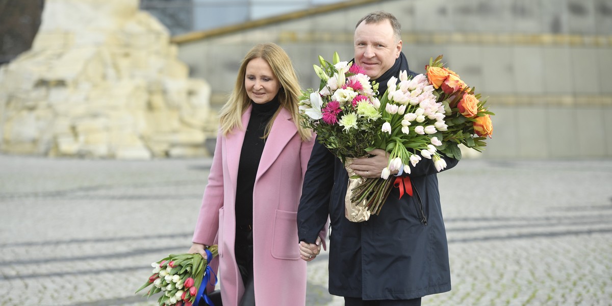 Joanna Kurska pożegnała się z TVP. Odebrał ją mąż Jacek Kurski.