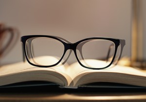 Diplopija je dvostruki vid - viđenje dve slike jednog objekta