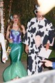 Isla Fisher hableány, míg férje, Sacha Baron Cohen egy tehén