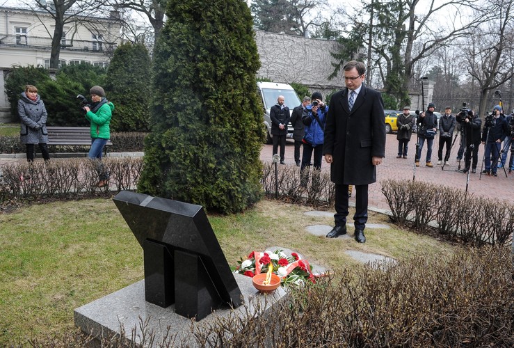 Zbigniew Ziobro złożył wieniec pod tablicą poświęconą Janowi Rodowiczowi ps. Anoda