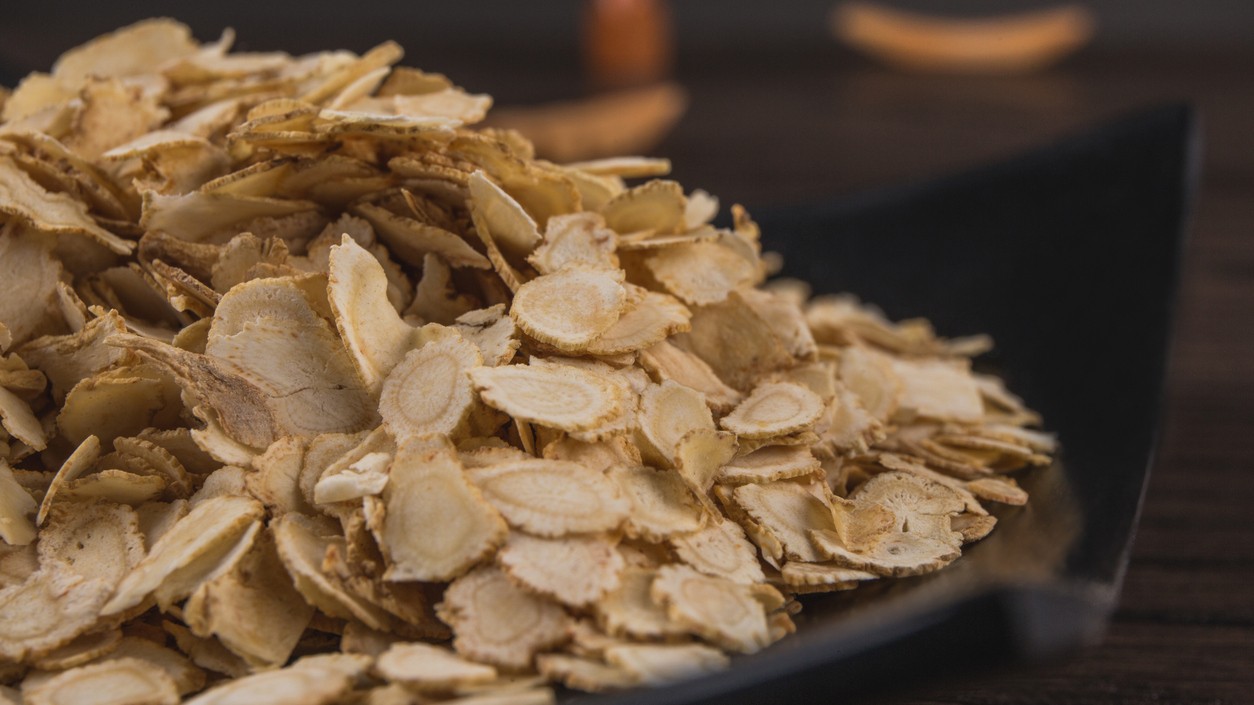 Sušený koreň kozinca blanitého (Astragalus membranaceus), rastliny po stáročia využívanej v tradičnej čínskej medicíne. 