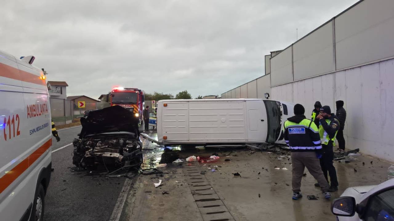 Șoferul srilankez al microbuzului implicat în accidentul de pe DN22 avea permisul suspendat și a intrat pe contrasens, în curbă
